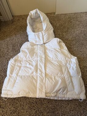 LULULEMON WOMEN'S SIZE 12 WHITE PUFFER VEST WITH DETACHABLE HOOD. NEW.W/O tags.